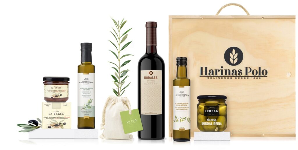 Lote gourmet personalizado para la empresa Harinas Polo, con vino, aceites de oliva, aceitunas y productos artesanos en caja de madera corporativa. Regalo de empresa sostenible y elegante.